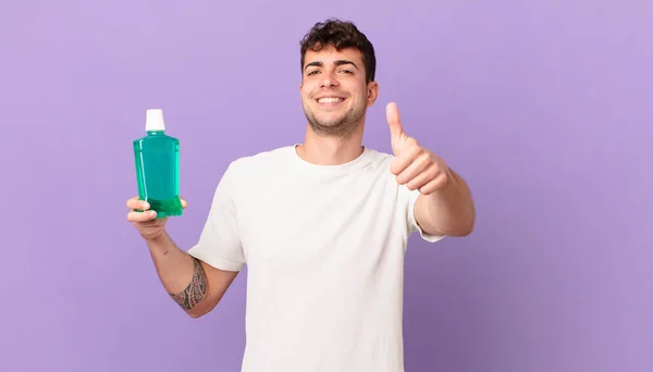 Mann Mit Mundwasser Fühlt Sich Stolz Unbeschwert Zuversichtlich Und Glücklich — Stockfoto