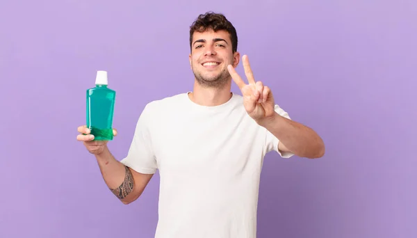 Hombre Con Enjuague Bucal Sonriendo Luciendo Feliz Despreocupado Positivo Gestando — Foto de Stock