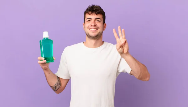 Mann Mit Mundwasser Lächelt Und Schaut Freundlich Zeigt Nummer Drei — Stockfoto