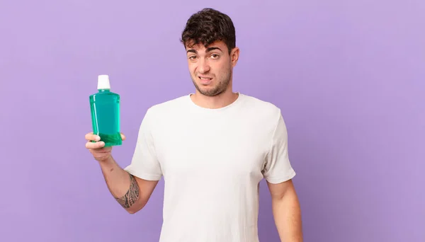 Mann Mit Mundwasser Fühlt Sich Verwirrt Und Verwirrt Mit Einem — Stockfoto