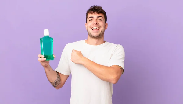 Mann Mit Mundwasser Fühlt Sich Glücklich Positiv Und Erfolgreich Motiviert — Stockfoto