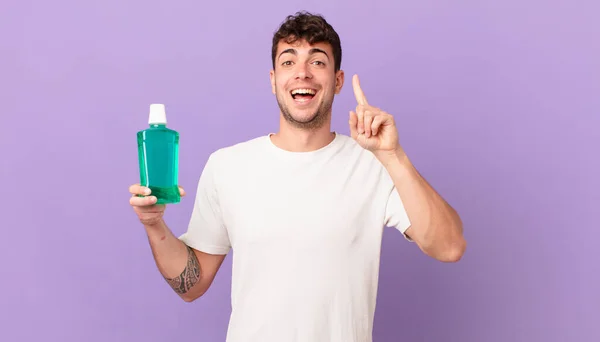 Hombre Con Enjuague Bucal Sentirse Como Genio Feliz Emocionado Después — Foto de Stock