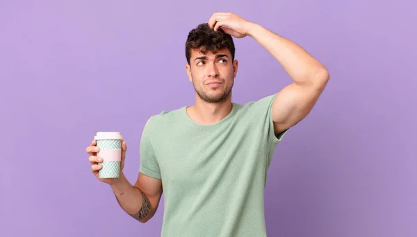 Homme Avec Café Sentant Perplexe Confus Tête Grattée Regardant Vers — Photo