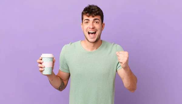 Man Met Koffie Gevoel Geschokt Opgewonden Gelukkig Lachen Vieren Succes — Stockfoto