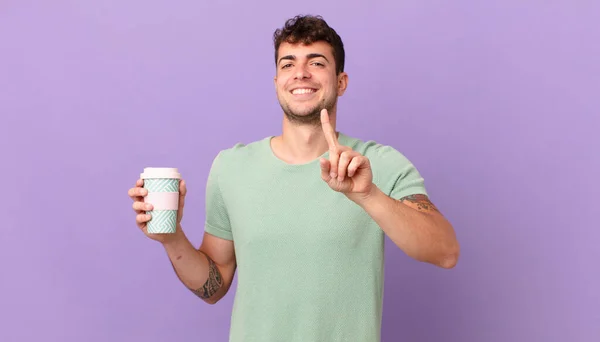 Hombre Con Café Sonriendo Orgullosamente Con Confianza Haciendo Pose Número —  Fotos de Stock