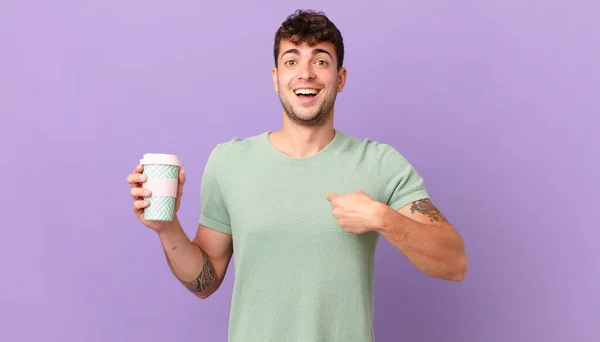 Mann Mit Kaffee Fühlt Sich Glücklich Überrascht Und Stolz Und — Stockfoto
