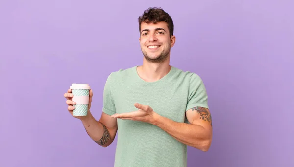 Hombre Con Café Sonriendo Alegremente Sintiéndose Feliz Mostrando Concepto Espacio —  Fotos de Stock