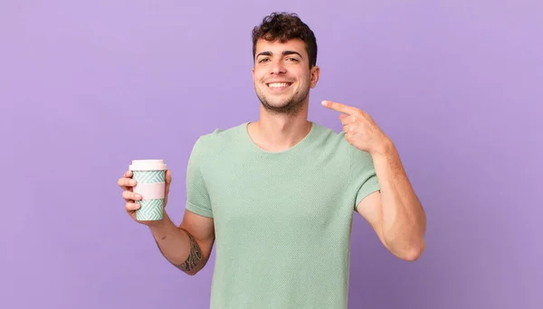 Muž Kávou Úsměvem Sebevědomě Ukazuje Vlastní Široký Úsměv Pozitivní Uvolněný — Stock fotografie