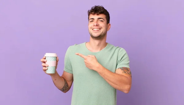 Hombre Con Café Mirando Emocionado Sorprendido Apuntando Hacia Lado Hacia —  Fotos de Stock