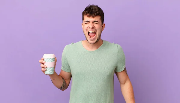 Hombre Con Café Gritando Agresivamente Mirando Muy Enojado Frustrado Indignado —  Fotos de Stock