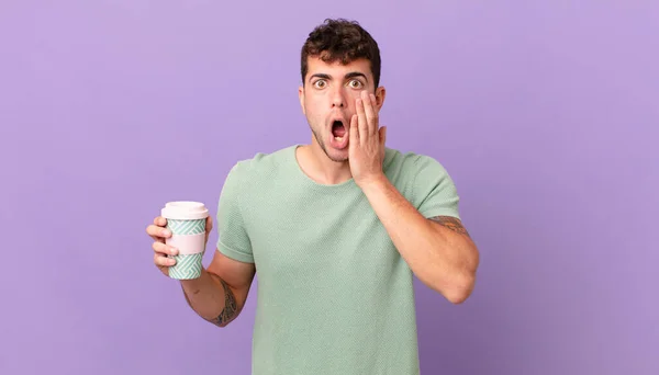 Mężczyzna Kawą Uczucie Szoku Strachu Patrząc Przerażony Otwartymi Ustami Dłońmi — Zdjęcie stockowe