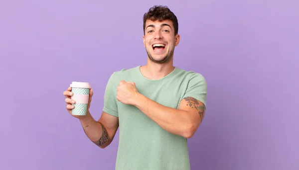 Man Med Kaffekänsla Glad Positiv Och Framgångsrik Motiverad När Man — Stockfoto