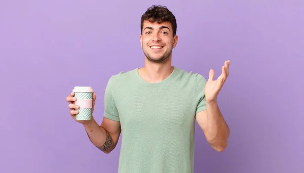 Hombre Con Café Sintiéndose Feliz Sorprendido Alegre Sonriendo Con Actitud —  Fotos de Stock