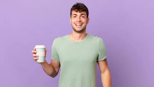 Muž Kávou Vypadá Šťastně Příjemně Překvapený Vzrušený Fascinovaným Šokovaným Výrazem — Stock fotografie