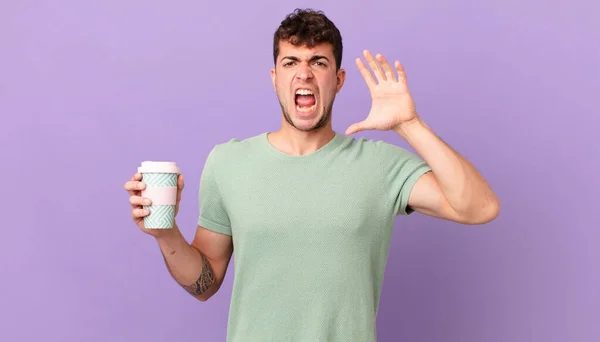 一个手举着手高举咖啡尖叫的男人 感到愤怒 紧张和不安 — 图库照片