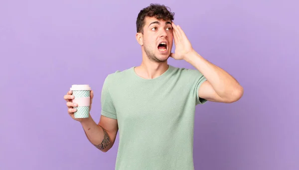 Homem Com Café Sentindo Feliz Animado Surpreso Olhando Para Lado — Fotografia de Stock