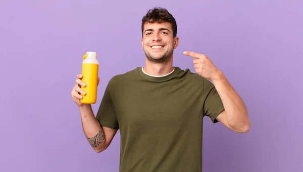 Hombre Con Suave Sonrisa Con Confianza Apuntando Propia Amplia Sonrisa — Foto de Stock