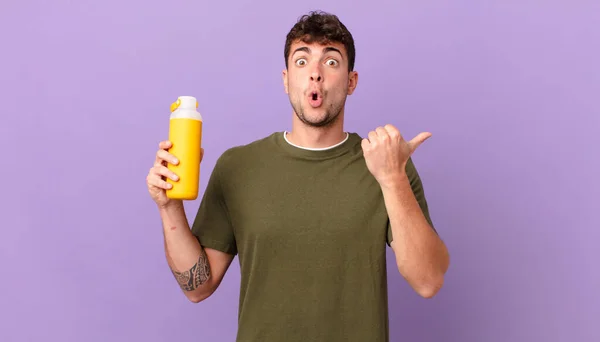 Man Smoothy Looking Astonished Disbelief Pointing Object Side Saying Wow — Stock Photo, Image