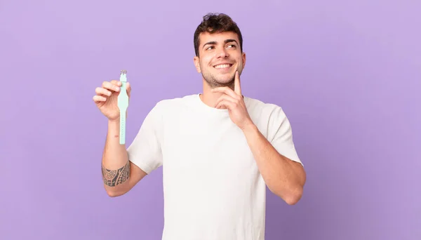 Homem Com Relógio Sorrindo Feliz Sonhando Acordado Duvidando Olhando Para — Fotografia de Stock