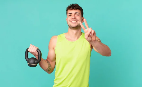 Fitness Man Sonriendo Luciendo Feliz Despreocupado Positivo Haciendo Gestos Victoria — Foto de Stock