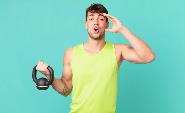 Uomo Fitness Guardando Felice Stupito Sorpreso Sorridendo Realizzando Incredibili Incredibili — Foto Stock