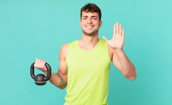 Fitness Hombre Sonriendo Buscando Amigable Mostrando Número Cinco Quinto Con — Foto de Stock