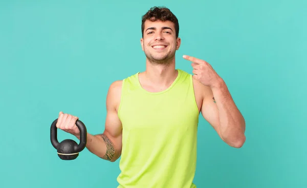 Fitness Man Sonriendo Con Confianza Apuntando Propia Sonrisa Amplia Actitud — Foto de Stock
