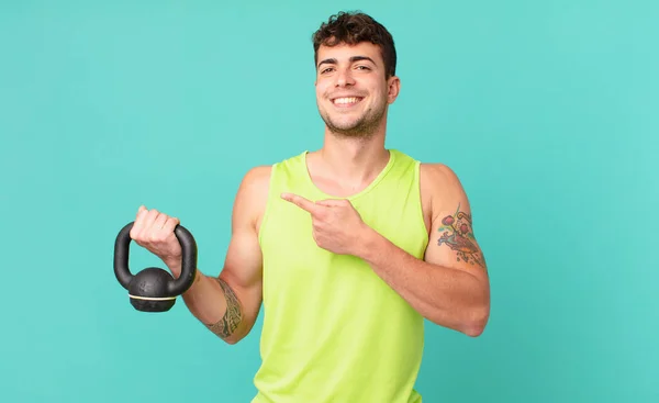 Fitness Muž Vypadá Vzrušeně Překvapeně Ukazuje Stranu Nahoru Kopírovat Prostor — Stock fotografie