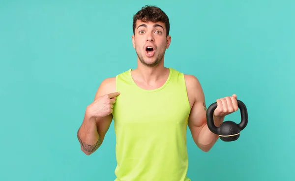 Hombre Fitness Sorprendido Sorprendido Con Boca Abierta Apuntando Mismo — Foto de Stock