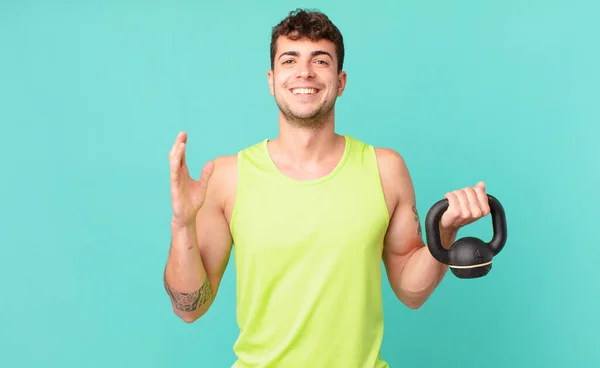 Fitness Człowiek Uczucie Szczęśliwy Zaskoczony Wesoły Uśmiechnięty Pozytywnym Nastawieniem Realizując — Zdjęcie stockowe