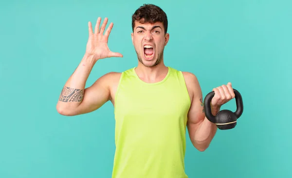 Hombre Fitness Gritando Con Las Manos Alto Sintiéndose Furioso Frustrado — Foto de Stock