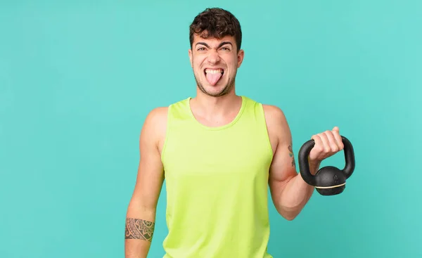 Fitnessmensch Fühlt Sich Angewidert Und Gereizt Streckt Die Zunge Heraus — Stockfoto