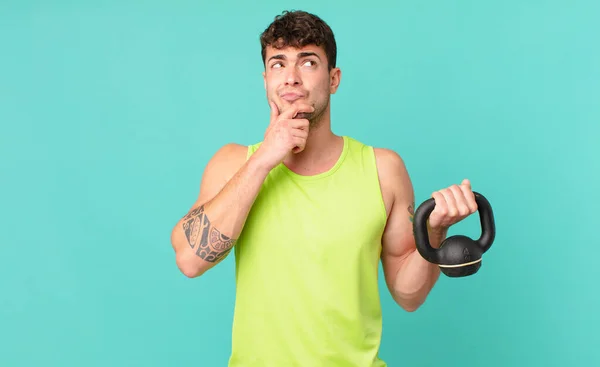 Fitness Man Thinking Sentindo Duvidoso Confuso Com Diferentes Opções Querendo — Fotografia de Stock