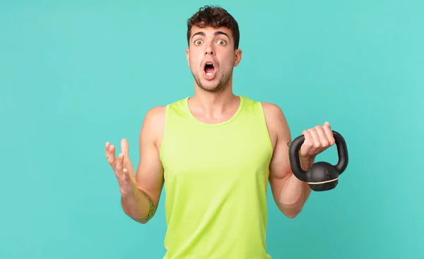 Fitnessman Zich Extreem Geschokt Verrast Angstig Paniekerig Met Een Gestresste — Stockfoto