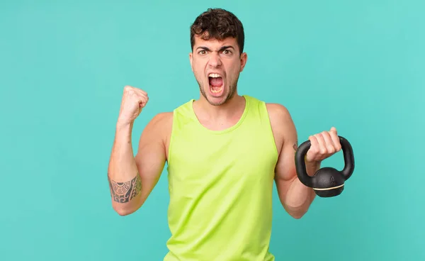 Hombre Fitness Gritando Agresivamente Con Una Expresión Enojo Con Los — Foto de Stock