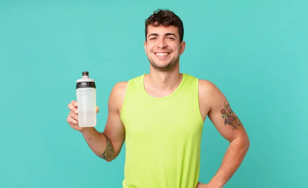 Homem Fitness Sorrindo Feliz Com Uma Mão Quadril Confiante Atitude — Fotografia de Stock