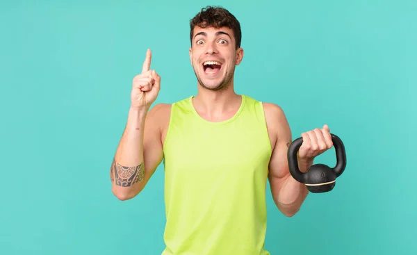 Hombre Fitness Sentirse Como Genio Feliz Emocionado Después Darse Cuenta — Foto de Stock