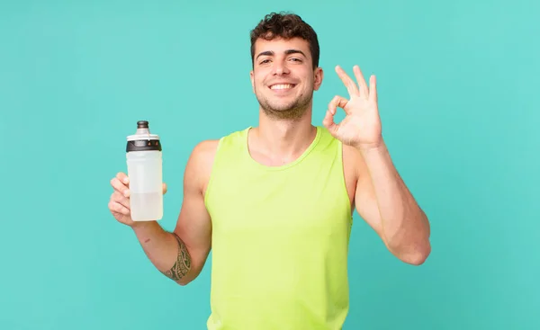 Fitness Mann Fühlt Sich Glücklich Entspannt Und Zufrieden Zeigt Zustimmung — Stockfoto