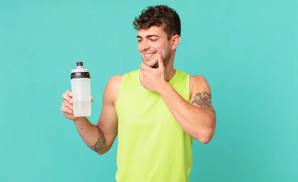 Homem Fitness Sorrindo Com Uma Expressão Feliz Confiante Com Mão — Fotografia de Stock