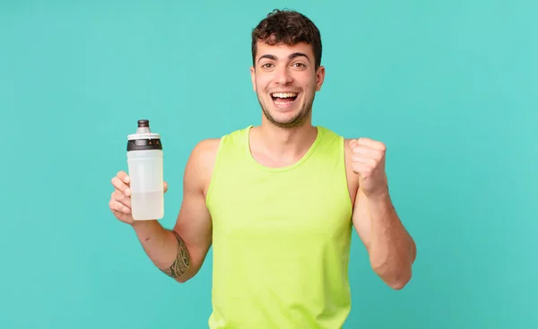 Fitnessmann Ist Schockiert Aufgeregt Und Glücklich Lacht Und Feiert Erfolg — Stockfoto