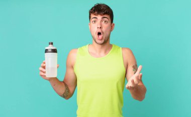 Fitness adamı ağzı açık ve şaşırmış, şok olmuş ve hayrete düşmüş inanılmaz bir sürprizle