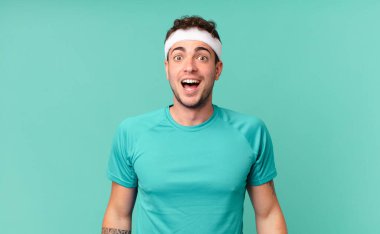 Fitness adamı şok olmuş ya da şaşırmış görünüyor, ağzı açık bir şekilde 