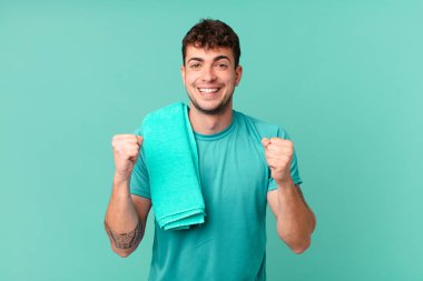 Fitness adamı şok olmuş, heyecanlı ve mutlu hissediyor, gülüyor ve başarıyı kutluyor,!