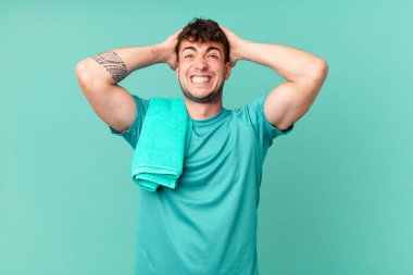 Fitness adamı kendini stresli, endişeli, endişeli ya da korkmuş hisseder, elleri başının üstünde, hatayla panikler.