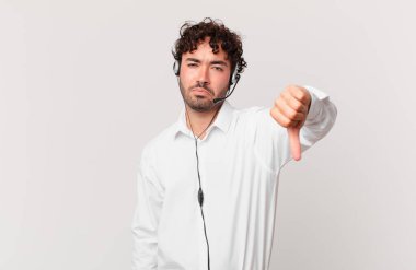 Tele-pazarlamacı kızgın, sinirli, hayal kırıklığına uğramış ya da canı sıkkın, ciddi bir bakışla başparmağını kaldırıyor.
