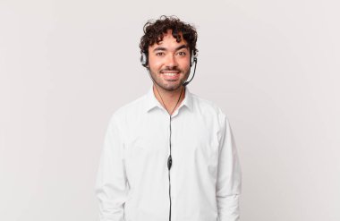 Tele pazarlamacı mutlu ve hoş bir şekilde şaşırmış görünüyor. Büyülenmiş ve şok olmuş bir ifadeyle heyecanlanıyor.