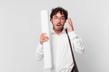 Mimar elleri havada bağırıyor, öfkeli, sinirli, stresli ve üzgün hissediyor.