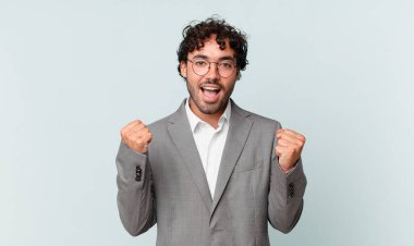 İspanyol işadamı şaşkın, heyecanlı ve mutlu hissediyor, gülüyor ve başarıyı kutluyor,!