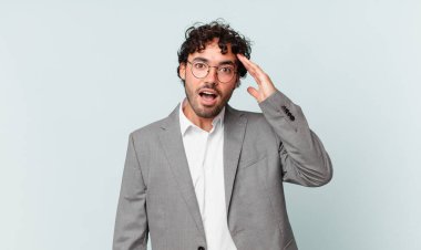 İspanyol işadamı mutlu, şaşkın ve şaşırmış görünüyor, gülümsüyor ve inanılmaz ve inanılmaz iyi haberleri fark ediyor.