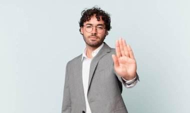 İspanyol işadamı ciddi, sert, hoşnutsuz ve kızgın görünüyor.